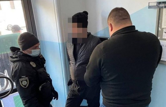 В Киеве вооруженный мужчина устроил погром в приемной депутата горсовета