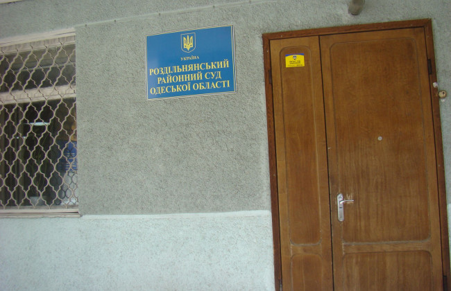 Обвиняемый подал иск о возмещении морального вреда к судье, которая рассматривает его дело