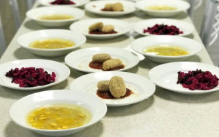 Почему школьники обходят стороной столовые: названы причины