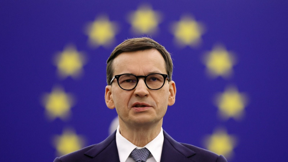 Премьер-министр Польши обвинил ЕС в шантаже на фоне эскалации спора по поводу верховенства закона