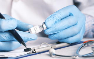 Стало известно, кто из украинцев получит третью прививку от коронавируса