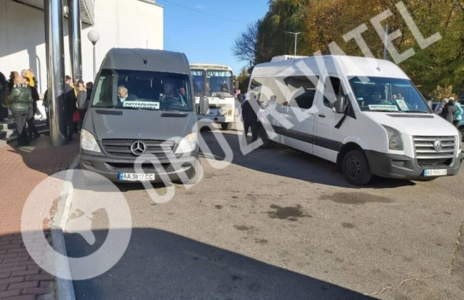 В Киеве образовалась очередь из похоронных автобусов на Байковом: большинство умерших – от COVID-19