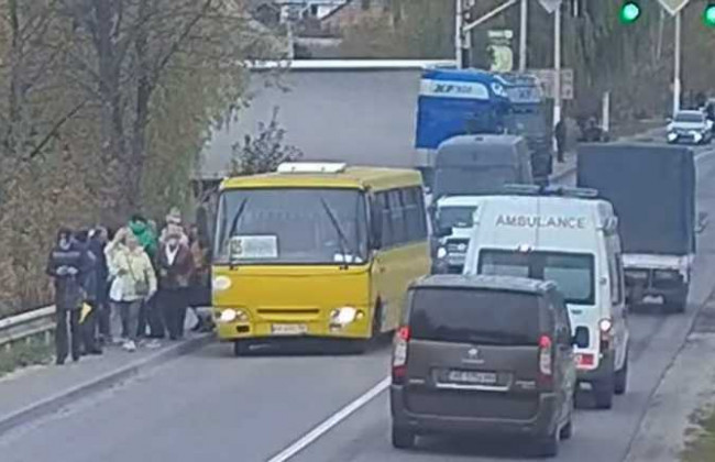 Под Киевом маршрутка с пассажирами разнесла кучу машин: отказали тормоза, видео