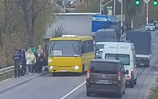 Под Киевом маршрутка с пассажирами разнесла кучу машин: отказали тормоза, видео