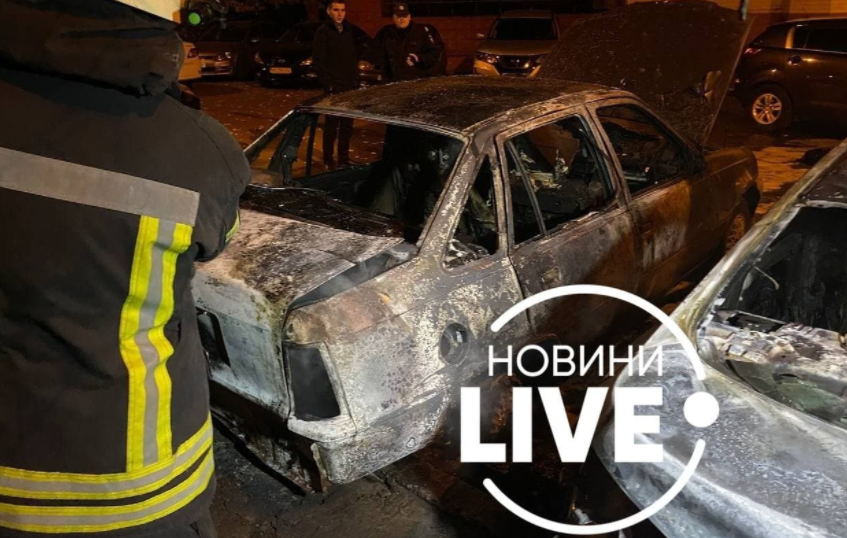 В Киеве неизвестные сожгли машины в спальном районе на парковке