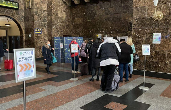 На київському залізничному вокзалі розгорнули пункти вакцинації та експрес-тестування на COVID-19