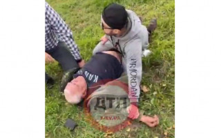 Под Киевом прохожий задержал пьяного водителя Mercedes-Benz, видео