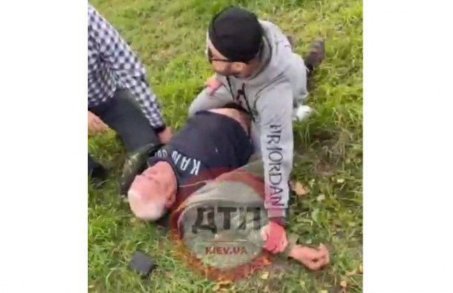 Под Киевом прохожий задержал пьяного водителя Mercedes-Benz, видео