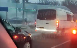 В Киеве на ходу вспыхнула легковушка, видео