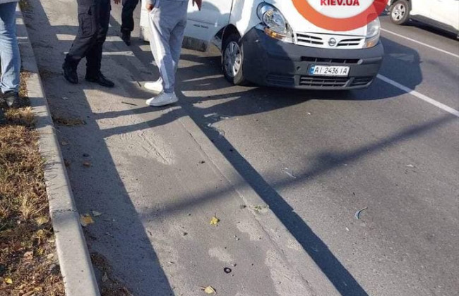 В Киеве микроавтобус сбил полицейского, оформлявшего ДТП