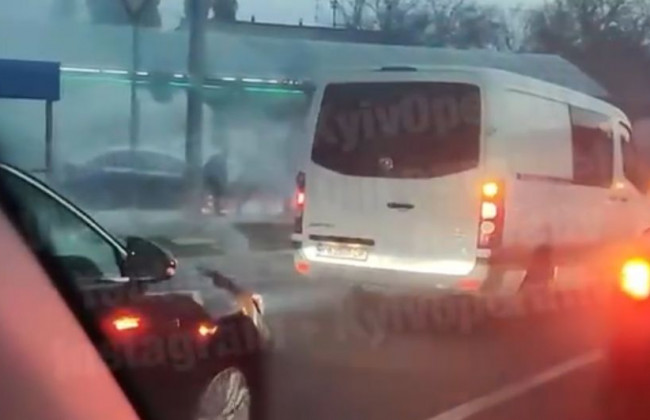 В Киеве на ходу вспыхнула легковушка, видео