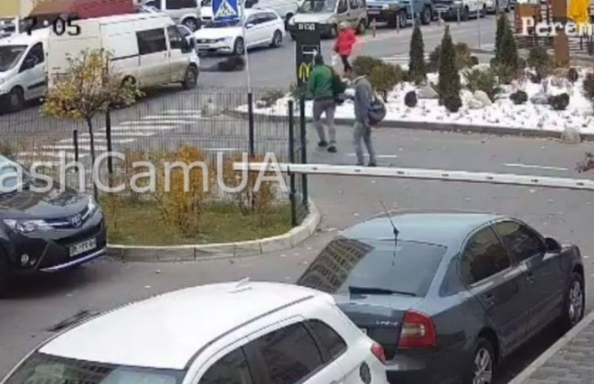 Откинуло на несколько метров: в Киеве микроавтобус сбил девушку, видео