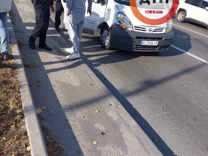 В Киеве микроавтобус сбил полицейского, оформлявшего ДТП