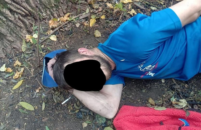 В парке Киевской области задержали мужчину: готовил наркотики в кустах