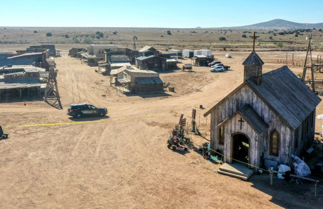 Алеку Болдуину дали заряженное оружие и сказали, что оно безопасно, — свидетельствуют протоколы суда