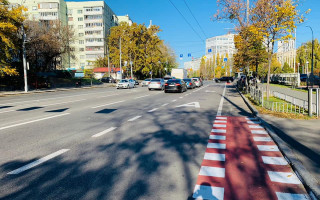 В одном из районов Киева обустроили велодорожку за счет автомобильной полосы