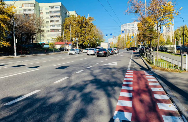 В одном из районов Киева обустроили велодорожку за счет автомобильной полосы