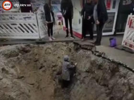 В Киеве пожилая женщина провалилась в яму
