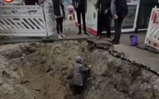 В Киеве пожилая женщина провалилась в яму