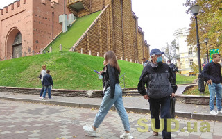 Ученые рассказали, стоит ли ходить в масках по улице