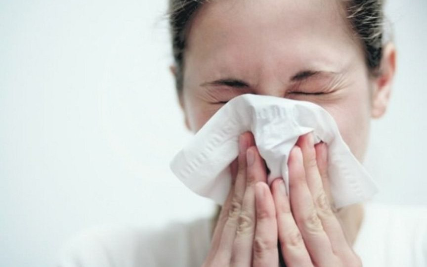 Многие путают с аллергией: врачи назвали важный признак штамма «Дельта»