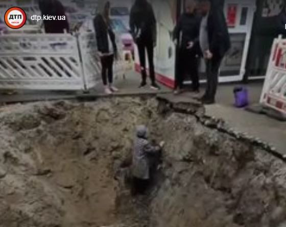 В Киеве пожилая женщина провалилась в яму