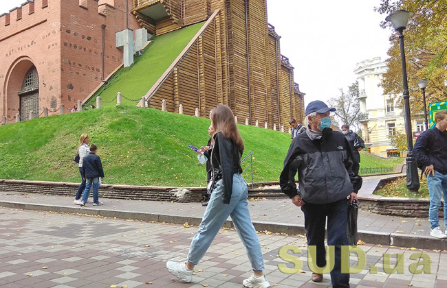 Ученые рассказали, стоит ли ходить в масках по улице