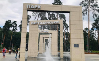 У столичному парку в озері помітили плавця з факелом: відео