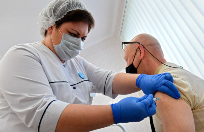 Кабмин предписал отстранить от работы невакцинированных чиновников