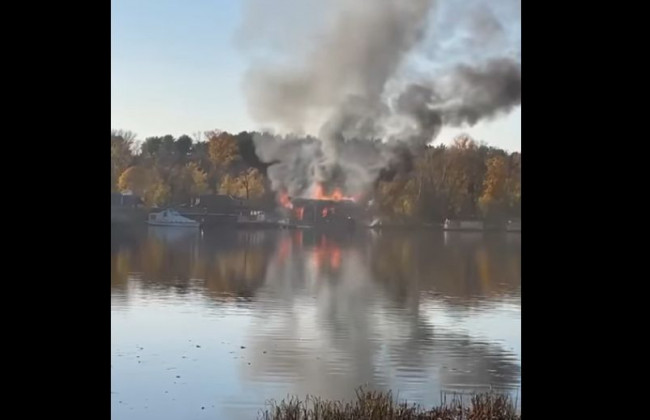 В Киеве вспыхнула прибрежная баня, видео