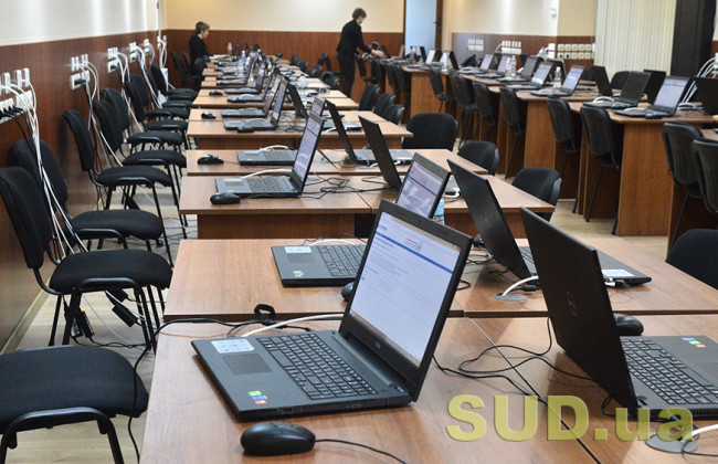 Заощаджено 24,7 млн грн: Мінцифри перевірило договори на закупівлю ноутбуків для вчителів