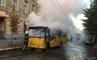 В Черновцах на ходу вспыхнула маршрутка: от нее почти ничего не осталось, фото и видео