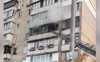 В Киеве вспыхнула квартира в многоэтажке, видео
