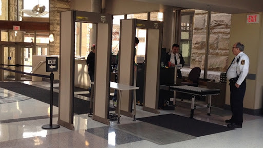 У школах Києва хочуть встановити металодетектори