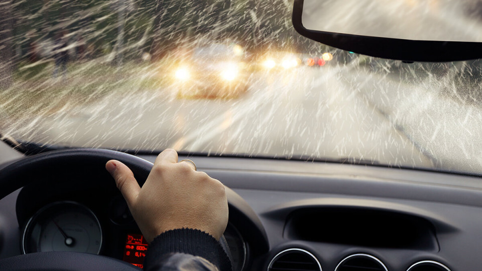 Какие системы безопасности в автомобиле не работают в плохую погоду