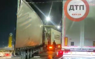 Под Киевом произошло серьезное ДТП с участием фур: видео