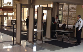 У школах Києва хочуть встановити металодетектори