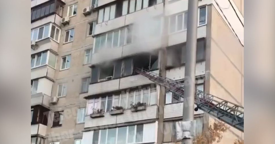 В Киеве вспыхнула квартира в многоэтажке, видео