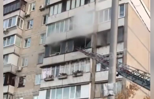 В Киеве вспыхнула квартира в многоэтажке, видео