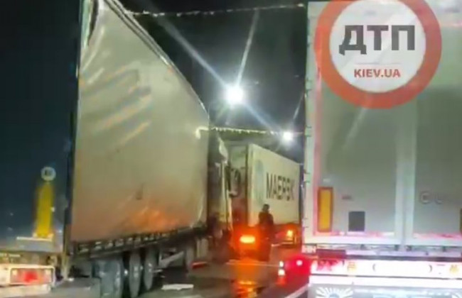 Под Киевом произошло серьезное ДТП с участием фур: видео