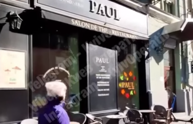 В центре Киева с дома обрушилась плитка прямо на прохожих: видео