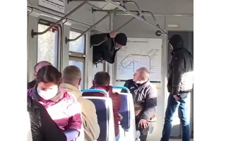 В столичной электричке заметили «зайца»: мужчина пытался уйти от контролеров через окно, видео