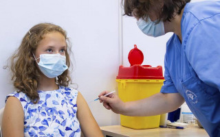 В Украине разрешили прививать подростков вакциной Pfizer: что об этом думают врачи
