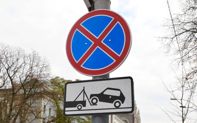 В центре Киева появились сотни новых табличек: о чем они предупреждают водителей