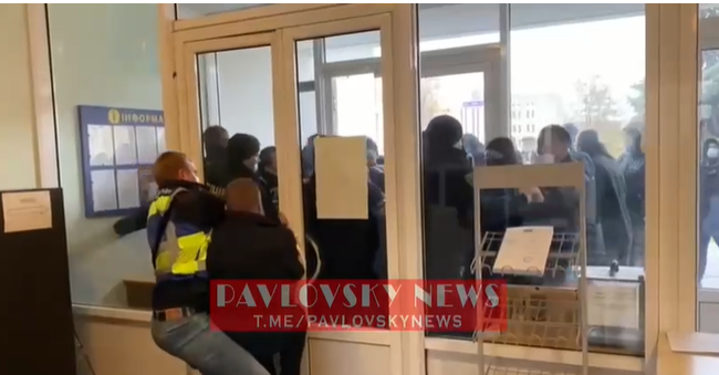 Под Киевом ветераны АТО штурмуют горсовет: люди бьют стекла и выламывают двери