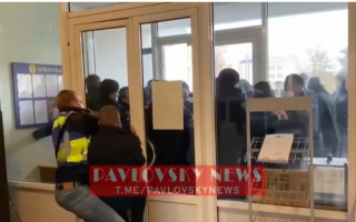 Под Киевом ветераны АТО штурмуют горсовет: люди бьют стекла и выламывают двери