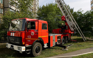 У Києві вщент згорів припаркований автомобіль: відео