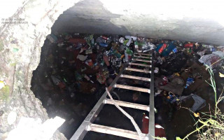 Под Львовом двое людей провалились в 4-метровую яму