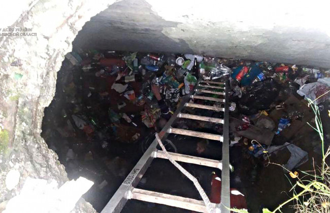 Под Львовом двое людей провалились в 4-метровую яму