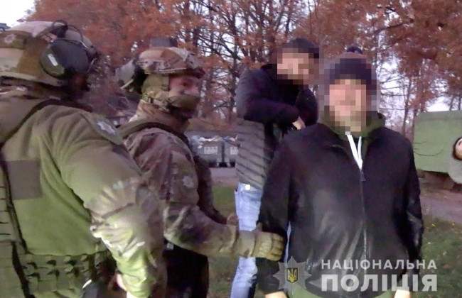 250 євро за COVID-сертифікат: на Вінниччині підприємець із медиками розповсюджували підроблені документи